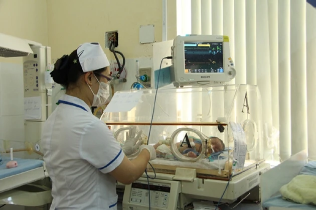 Một cháu bé bị uốn ván sơ sinh đang được điều trị tại Bệnh viện đa khoa tỉnh Đác Lắc.