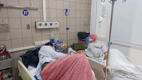Người bệnh ngộ độc rượu được điều trị tại Trung tâm Chống độc, Bệnh viện Bạch Mai. 