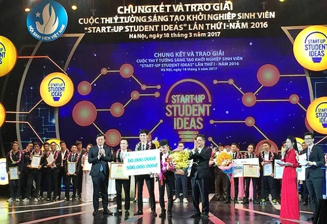 Nhóm tác giả đến từ ĐH Thái Nguyên nhận giải nhất cuộc thi.