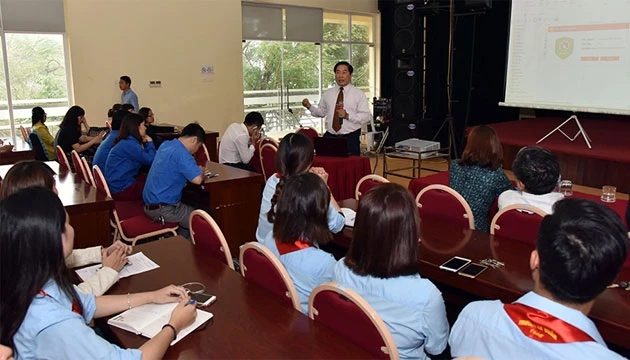 Chuyên gia Nguyễn Trọng An hướng dẫn  các kỹ năng cần thiết phòng, chống quấy rối và xâm hại tình dục trẻ em cho các  giáo viên.