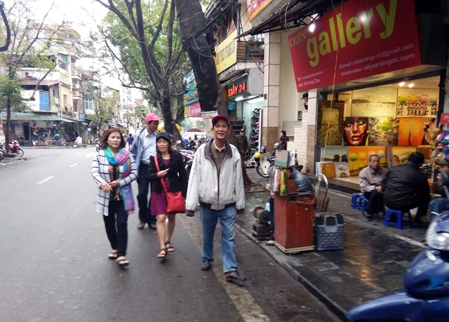 Hàng quán kinh doanh lấn chiếm vỉa hè trên phố Hàng Dầu.