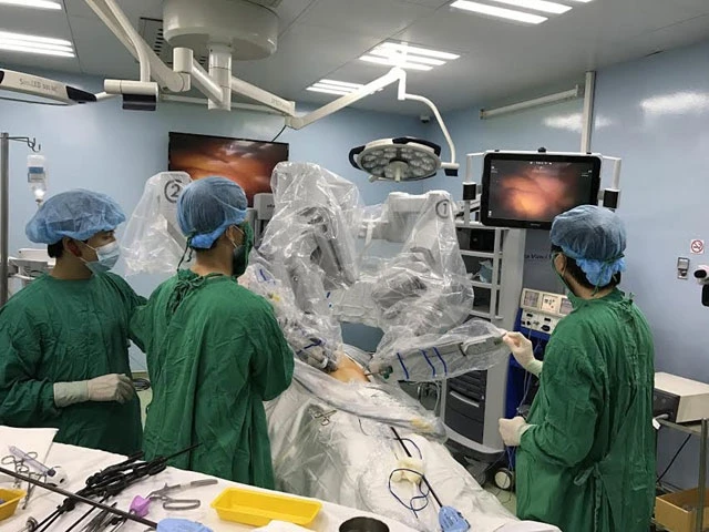 Dùng robot phẫu thuật nội soi cắt dạ dày ung thư