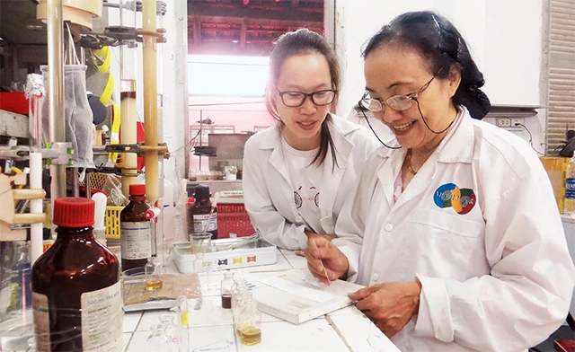 GS, TS Nguyễn Kim Phi Phụng (người bên phải) hướng dẫn nghiên cứu sinh thực hành thí nghiệm.