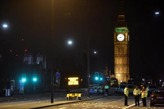 Cảnh sát làm việc tại hiện trường sau vụ tấn công trên cầu Westminster, ở London, Anh, ngày 22-3-2017. (Ảnh: Reuters)