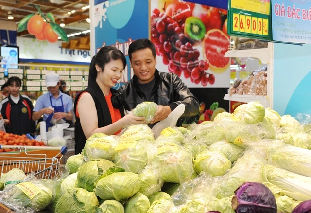 Khách hàng lựa chọn rau tại siêu thị Coopmart (Hà Nội).