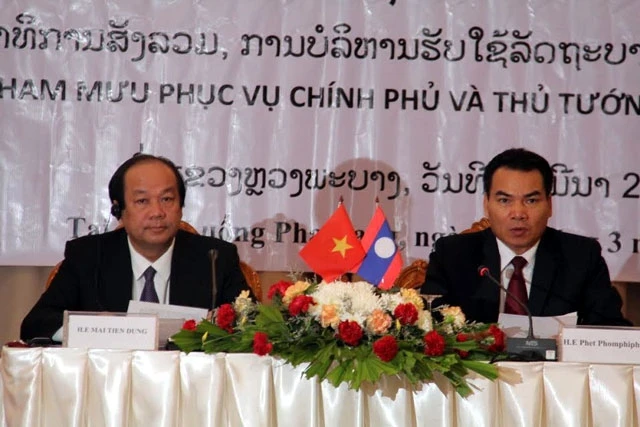 Bộ trưởng Mai Tiến Dũng (trái) và Bộ trưởng Phết Phôm-phi-phác đồng chủ trì hội thảo ngày 27-3 tại Luông Pha-bang (Lào).