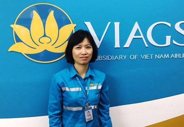 Chị Nguyễn Thị Hải Yến, nhân viên VIAGS chi nhánh Nội Bài đã trả lại cho khách hàng gần 120 triệu đồng bỏ quên trên máy bay.