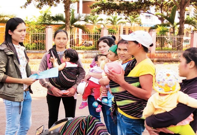 Cán bộ Trạm y tế xã Hòa Xuân (TP Buôn Ma Thuột) tuyên truyền, vận động phụ nữ DTTS trong độ tuổi sinh đẻ thực hiện tiêm phòng đầy đủ.