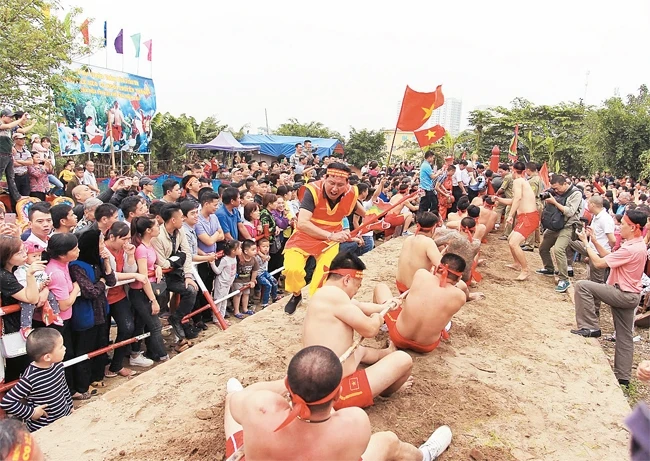 Lễ hội đền Trấn Vũ ở phường Thạch Bàn, quận Long Biên (Hà Nội) diễn ra vào ngày 3-3 (âm lịch) nổi tiếng với trò chơi dân gian độc đáo kéo co ngồi. Kéo co ngồi được tổ chức trên nền sân đất nện và sử d