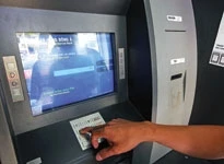 Từ ngày 1-5: Hà Nội thí điểm chi trả lương hưu qua thẻ ATM