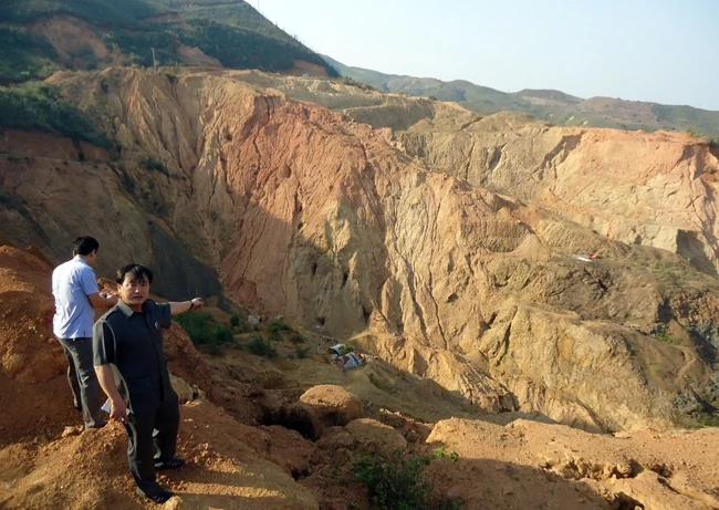 Những quả đồi ở mỏ vàng xã Phì Nhừ (Điện Biên Đông, Điện Biên) bị Công ty Molybden đào bới, khó cải tạo, phục hồi môi trường.