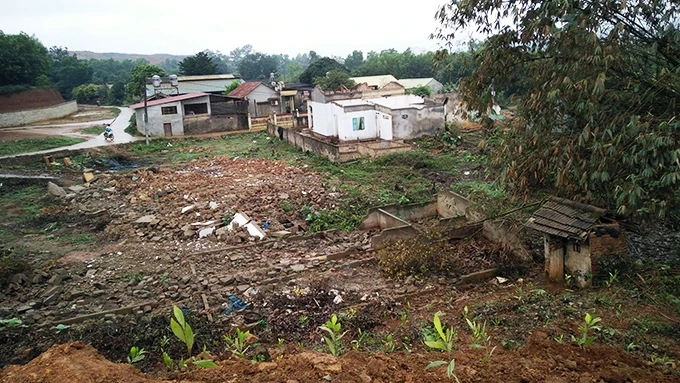 Nhiều hộ dân ở thị trấn Trại Cau (Ðồng Hỷ, Thái Nguyên) phải tháo dỡ nhà cửa do việc khai thác khoáng sản gây nứt tường, sụt lún đất, mất nước sinh hoạt. 
