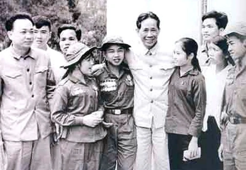 Ðồng chí Lê Duẩn với các dũng sĩ miền nam năm 1972. (Ảnh Tư liệu)