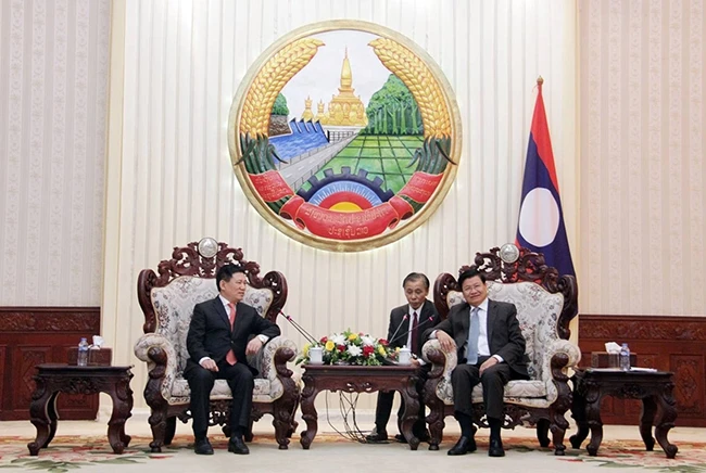 Thủ tướng Lào Thoong-lun Xi-xu-lít (phải) đánh giá cao sự phối hợp, giúp đỡ về nhiều mặt mà KTNN Việt Nam đã dành cho KTNN Lào trong thời gian qua.