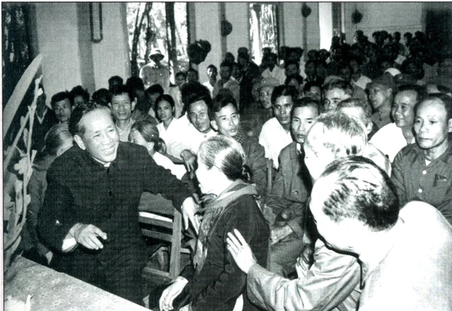 Đồng chí Lê Duẩn thăm, nói chuyện với cán bộ, nhân dân khu vực Vĩnh Linh chiều 30 Tết Quý Sửu (2-2-1973).