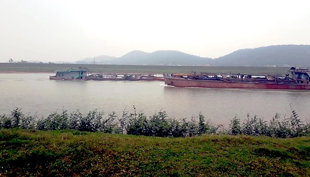 Tàu khai thác cát sỏi trên sông Cầu tại địa phận tỉnh Bắc Giang.