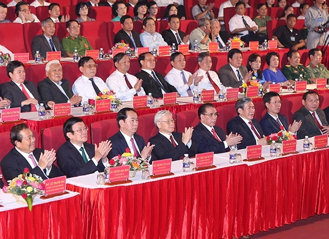 Tổng Bí thư Nguyễn Phú Trọng, Chủ tịch nước Trần Đại Quang và các đại biểu tại Lễ kỷ niệm. Ảnh: LÂM KHÁNH (TTXVN)