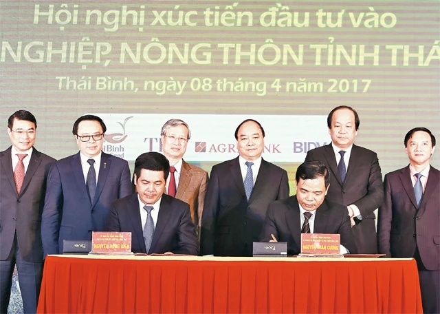 Thủ tướng Nguyễn Xuân Phúc chứng kiến lễ ký văn bản ghi nhớ giữa Bộ Nông nghiệp và Phát triển nông thôn và UBND tỉnh Thái Bình về triển khai các dự án nông nghiệp vào Thái Bình. Ảnh: THỐNG NHẤT (TTXVN
