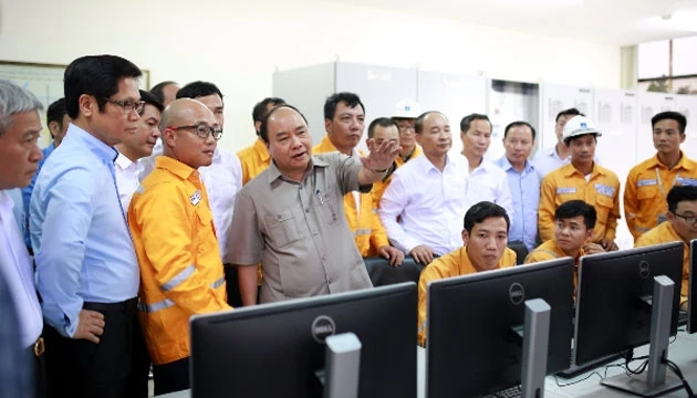 Thủ tướng Nguyễn Xuân Phúc thăm hệ thống điều khiển, vận hành công trình khí.