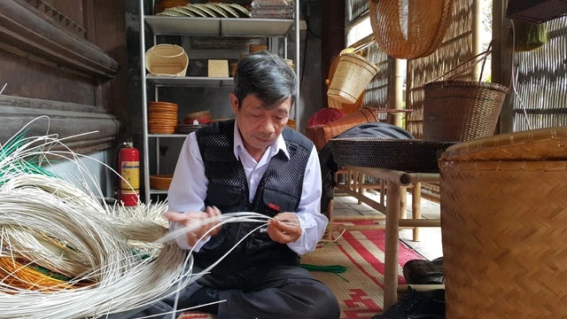Nghệ nhân Nguyễn Văn Trung giới thiệu nghề mây tre đan Phú Vinh.
