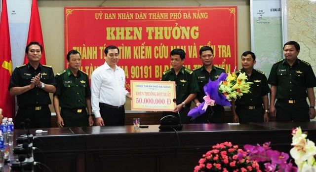 Chủ tịch UBND TP Đà Nẵng Huỳnh Đức Thơ thưởng nóng Bộ đội Biên phòng Đà Nẵng sáng 15-4.