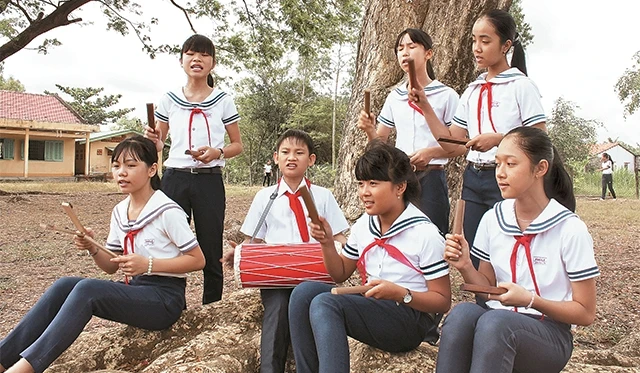 Học sinh Trường THCS Phú Lễ, huyện Ba Tri (Bến Tre) học hát sắc bùa.