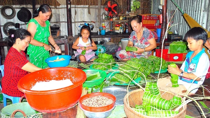 Đồng bào Khmer ở Cà Mau làm bánh chuẩn bị đón Tết Chôl Chnăm Thmây.