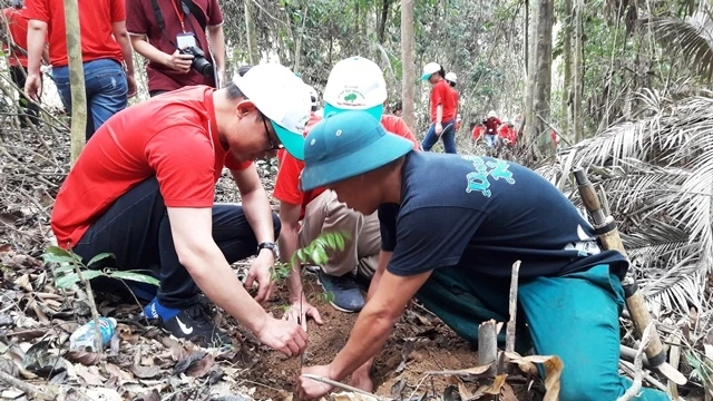 Lãnh đạo Công ty Canon cùng học sinh, tình nguyện viên trồng rừng “Vì một Việt Nam xanh”.