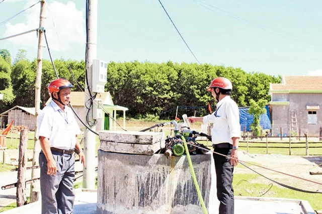 Cán bộ xã Sơn Trung kiểm tra công trình nước sạch khu tái định cư Mang Cành, huyện Sơn Hà.