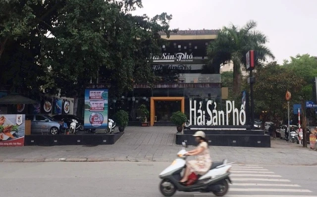 Nhà hàng ngang nhiên mọc lên trên khu đất dự án xây dựng bãi đỗ xe tĩnh để giảm áp lực giao thông cho TP Hà Nội.
