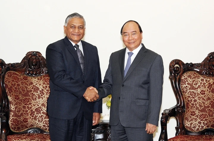 Thủ tướng Nguyễn Xuân Phúc tiếp Quốc vụ khanh Bộ Ngoại giao Ấn Độ V.K.Xinh. Ảnh: TRẦN HẢI