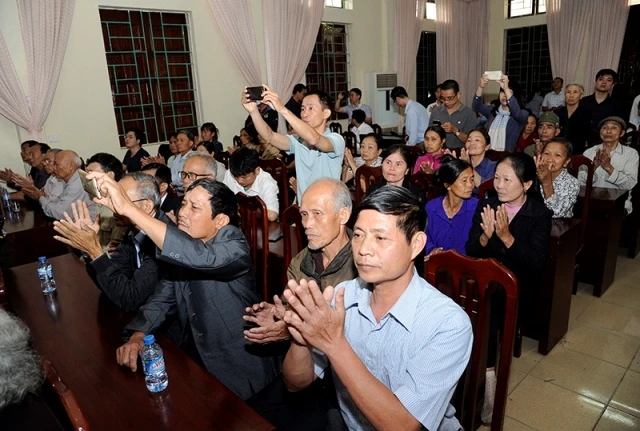 Người dân xã Đồng Tâm tham dự buổi đối thoại.