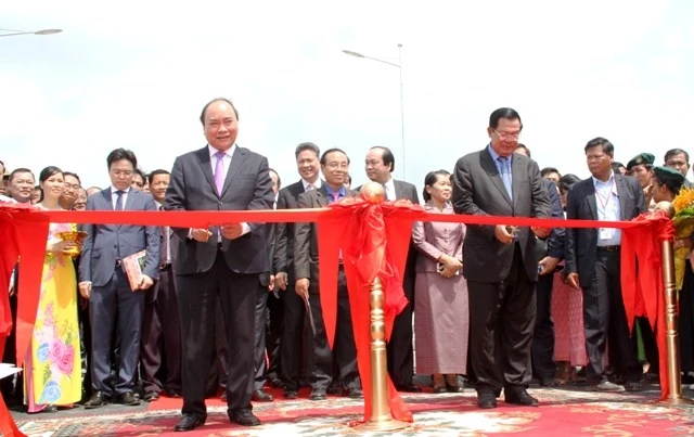 Thủ tướng Chính phủ nước CHXH Việt Nam Nguyễn Xuân Phúc và Thủ tướng Chính phủ Vương quốc Campuchia Hun Sen cắt băng khánh thành Long Bình - Chrey Thom.