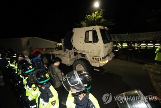 Một số trang thiết bị của THAAD được đưa tới một địa điểm tại Seongju, tỉnh Bắc Gyeongsang, Hàn Quốc, ngày 25-4-2017. (Ảnh: Yonhap)