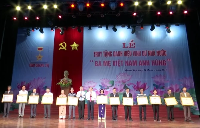 Lãnh đạo tỉnh Quảng Trị trao danh hiệu "Bà mẹ Việt Nam anh hùng" cho các mẹ có nhiều đóng góp lớn cho sự nghiệp cách mạng.