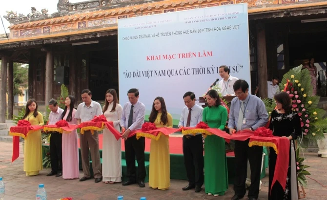 Cắt băng khai mạc triển lãm.
