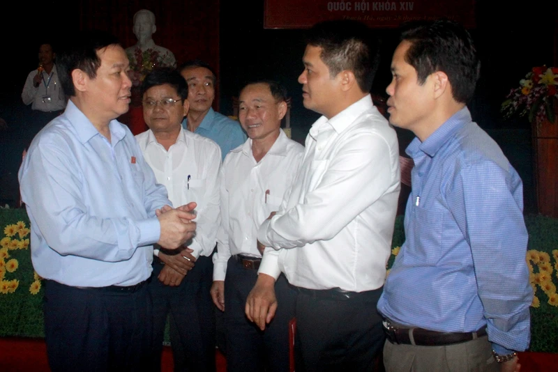 Phó Thủ tướng Chính phủ Vương Đình Huệ tiếp xúc cử tri tại huyện Thạch Hà.