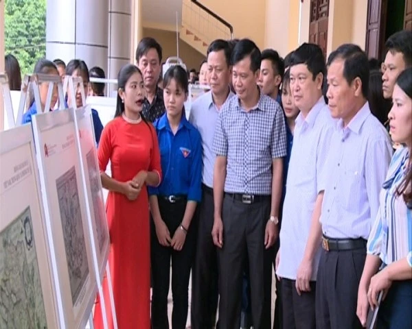 Các đại biểu cùng quần chúng nhân dân nghe giới thiệu tư liệu, hình ảnh về hai quần đảo Hoàng Sa, Trường Sa của Việt Nam.