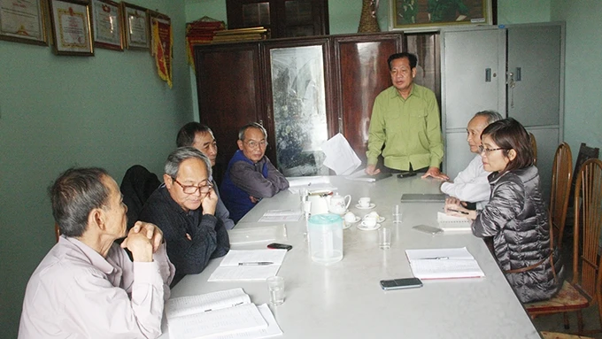 Lãnh đạo Hội Cựu TNXP huyện Tân Yên (Bắc Giang) bàn bạc phương hướng khắc phục hậu quả trong công tác hội.