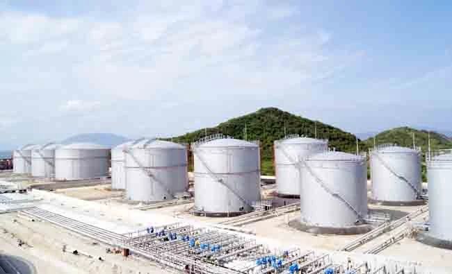 Một góc kho xăng dầu ngoại quan trong khu kinh tế Vân Phong.