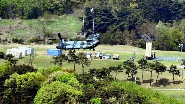 Một bộ phận đánh chặn thuộc hệ thống THAAD (góc phải) ở Seongju, tỉnh Bắc Gyeongsang, Hàn Quốc, ngày 26-4. (Ảnh: Reuters)