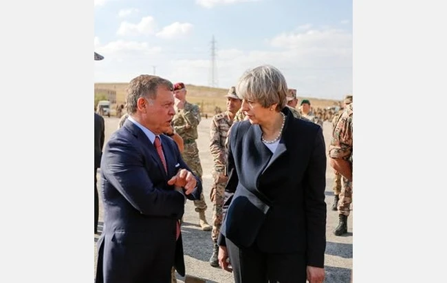 Thủ tướng Anh T.Mây trong chuyến thăm Gioóc-đa-ni.