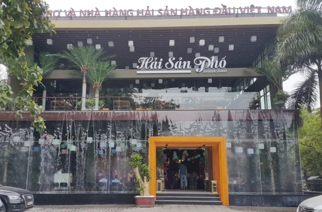 Khu đất Phan Kế Bính từ mục đích được phê duyệt làm bãi đỗ xe và dịch vụ phụ trợ bị chuyển đổi mục đích thành các nhà hàng để kinh doanh.
