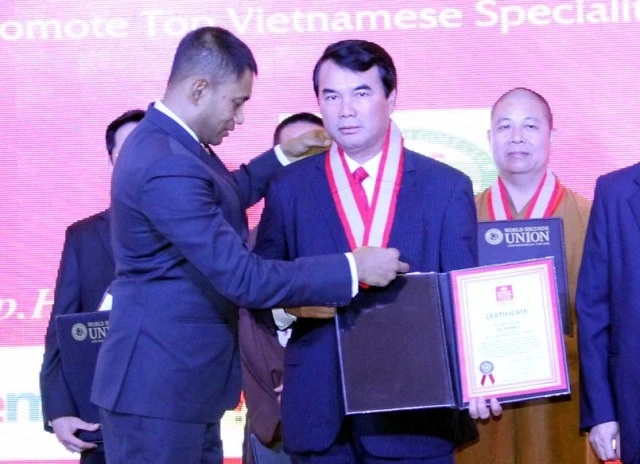 TS Phạm S được Viện Nội dung Kỷ lục thế giới trao Giải thưởng cống hiến của các Kỷ lục gia.