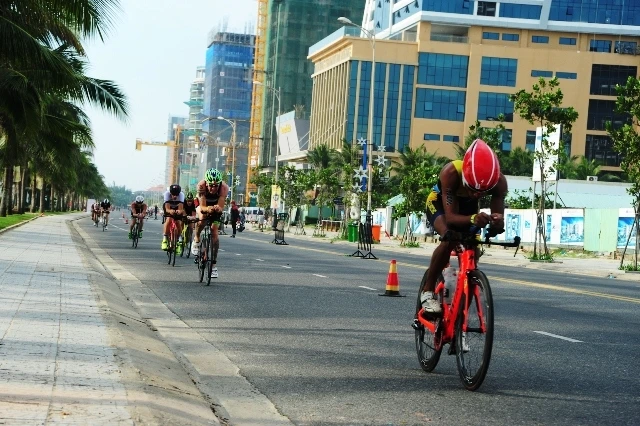 Các vận động viên nỗ lực vượt qua phần thi đạp xe 90 km.