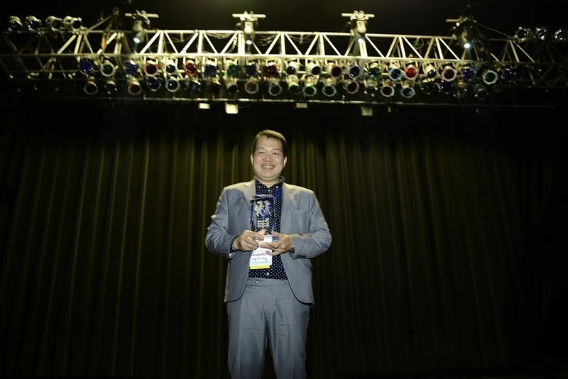 Đạo diễn Lương Đình Dũng nhận giải tại Liên hoan phim quốc tế Arizona.