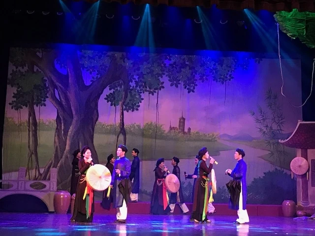 Đoàn nghệ thuật quan họ Bắc Ninh biểu diễn tại Nhà hát lớn Hà Nội.