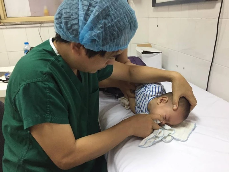 Bác sĩ Nguyễn Tuyết Xương hướng dẫn cách rửa mũi, họng cho con đúng tư thế.
