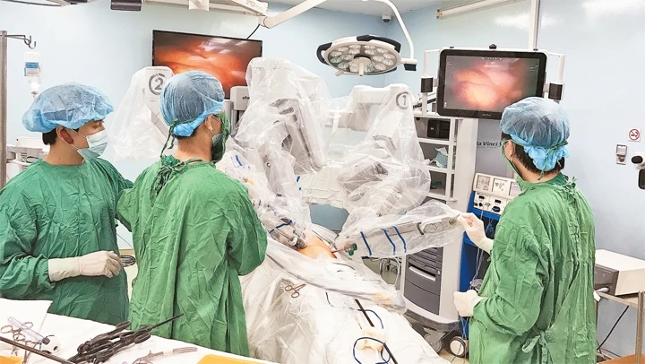 Bệnh viện Bình Dân áp dụng kỹ thuật phẫu thuật ứng dụng rô-bốt điều trị thành công nhiều ca bệnh phức tạp.