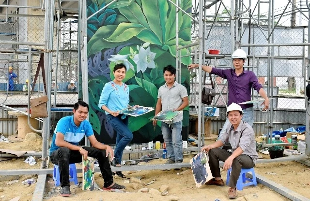Nhóm họa sĩ Tân Hà Nội bên bức tranh tường đầu tiên tại sân bày Đà Nẵng.